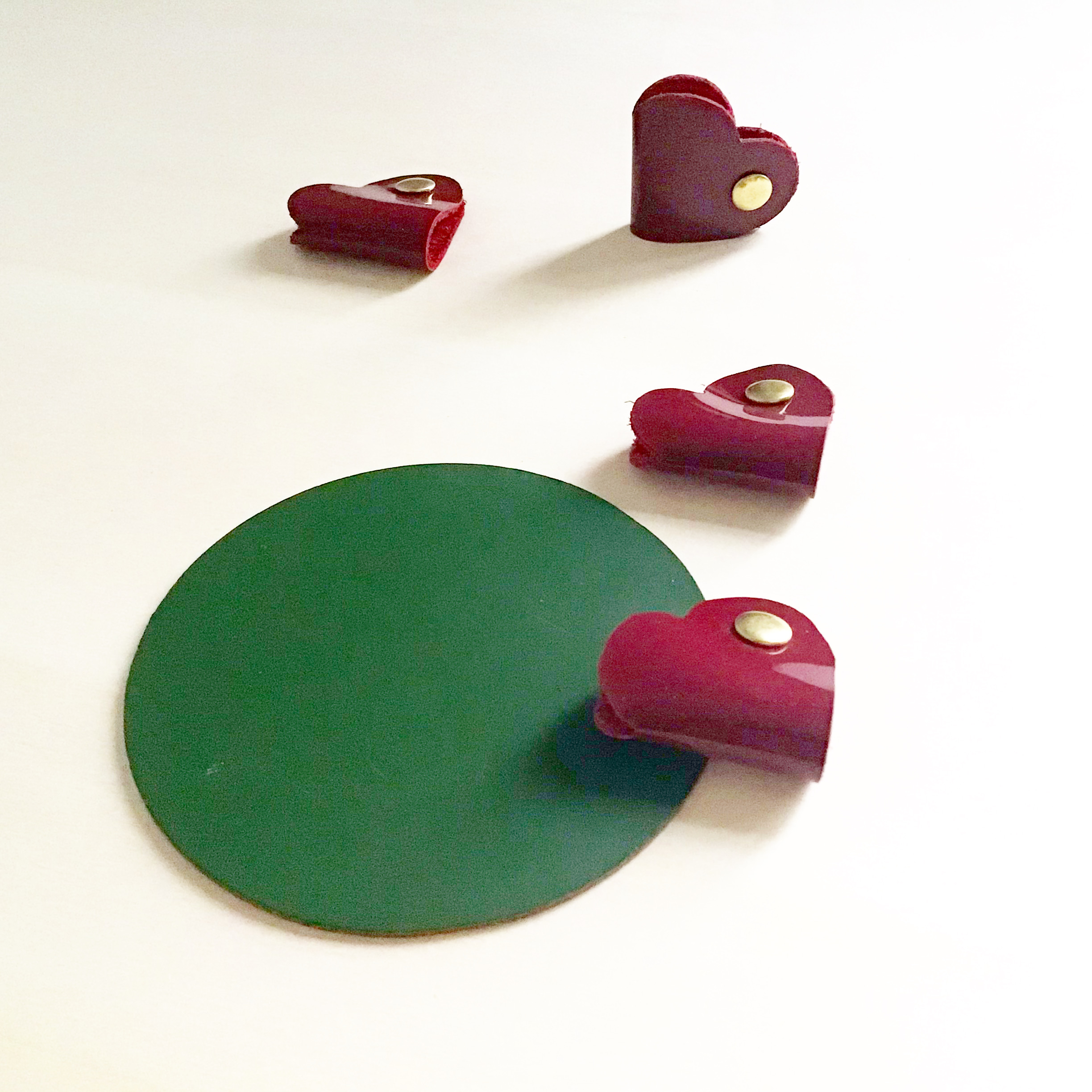 attache cables en cuir rouge forme Coeur CDA Petites Choses