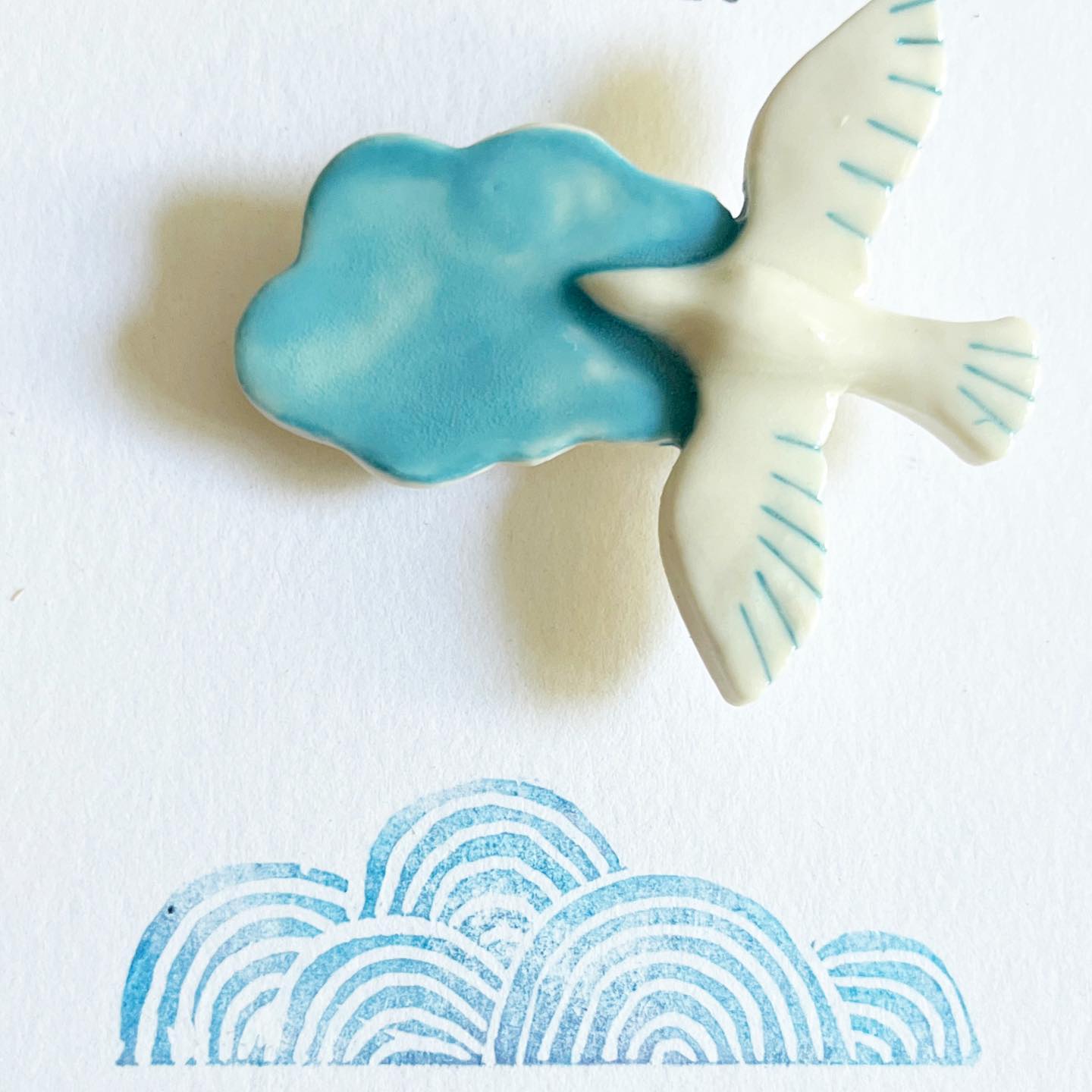 broche-en-porcelaine-oiseau-en-vol-nuage CDA Petites Choses 4