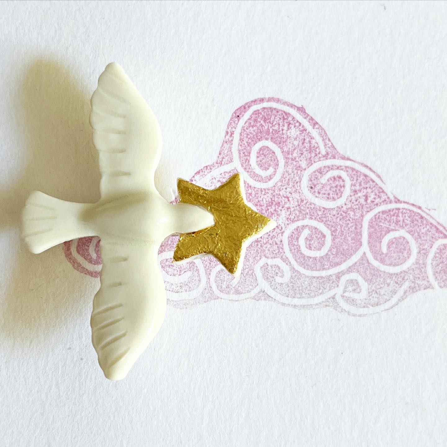 broche-en-porcelaine-oiseau-en-vol-etoile-or CDA Petites Choses 3